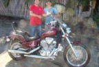 Cliente recebendo sua moto.