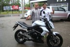 Cliente recebendo sua moto.