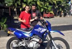 Cliente recebendo sua moto.