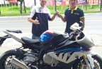 CLIENTE RECEBENDO SUA MOTO.