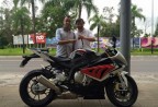 CLIENTE RECEBENDO SUA MOTO.