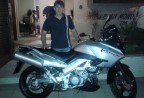 CLIENTE RECEBENDO SUA MOTO.