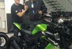 CLIENTE RECEBENDO SUA MOTO.