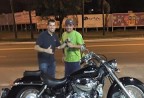 CLIENTE RECEBENDO SUA MOTO.