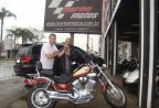 CLIENTE RECEBENDO SUA MOTO