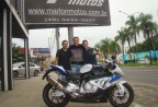 CLIENTE RECEBENDO SUA MOTO