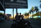 CLIENTE RECEBENDO SUA MOTO