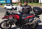 CLIENTE RECEBENDO SUA MOTO