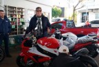 CLIENTE RECEBENDO SUA MOTO
