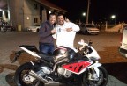 CLIENTE RECEBENDO SUA MOTO