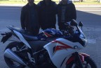 CLIENTE RECEBENDO SUA MOTO