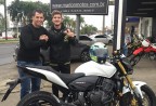 CLIENTE RECEBENDO SUA MOTO
