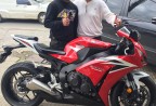 CLIENTE RECEBENDO SUA MOTO