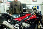 CLIENTE RECEBENDO SUA MOTO