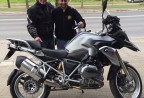 CLIENTE RECEBENDO SUA MOTO