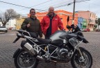 CLIENTE RECEBENDO SUA MOTO