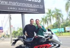 CLIENTE RECEBENDO SUA MOTO