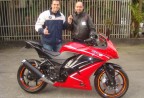 CLIENTE RECEBENDO SUA MOTO