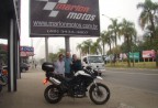 CLIENTE RECEBENDO SUA MOTO