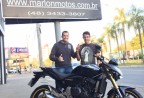 CLIENTE RECEBENDO SUA MOTO