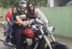 CLIENTE RECEBENDO SUA MOTO