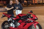 CLIENTE RECEBENDO SUA MOTO