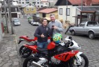 CLIENTE RECEBENDO SUA MOTO