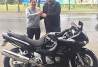CLIENTE RECEBENDO SUA MOTO