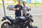 CLIENTE RECEBENDO SUA MOTO
