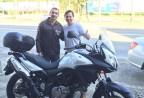 CLIENTE RECEBENDO SUA MOTO