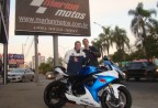 CLIENTE RECEBENDO SUA MOTO