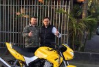 CLIENTE RECEBENDO SUA MOTO