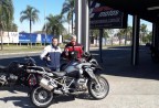 CLIENTE RECEBENDO SUA MOTO