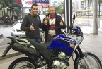 CLIENTE RECEBENDO SUA MOTO