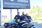 CLIENTE RECEBENDO SUA MOTO