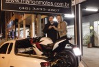 CLIENTE RECEBENDO SUA MOTO
