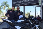CLIENTE RECEBENDO SUA MOTO
