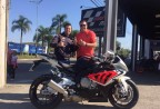 CLIENTE RECEBENDO SUA MOTO