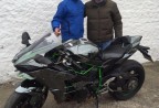 CLIENTE RECEBENDO SUA MOTO