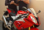 CLIENTE RECEBENDO SUA MOTO