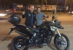 CLIENTE RECEBENDO SUA MOTO