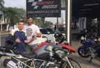 CLIENTE RECEBENDO SUA MOTO