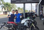 CLIENTE RECEBENDO SUA MOTO