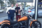 CLIENTE RECEBENDO SUA MOTO