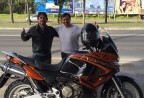 CLIENTE RECEBENDO SUA MOTO
