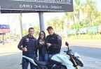 CLIENTE RECEBENDO SUA MOTO