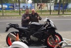 CLIENTE RECEBENDO SUA MOTO