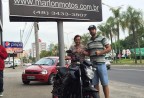 CLIENTE RECEBENDO SUA MOTO