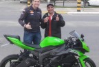 CLIENTE RECEBENDO SUA MOTO
