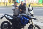CLIENTE RECEBENDO SUA MOTO